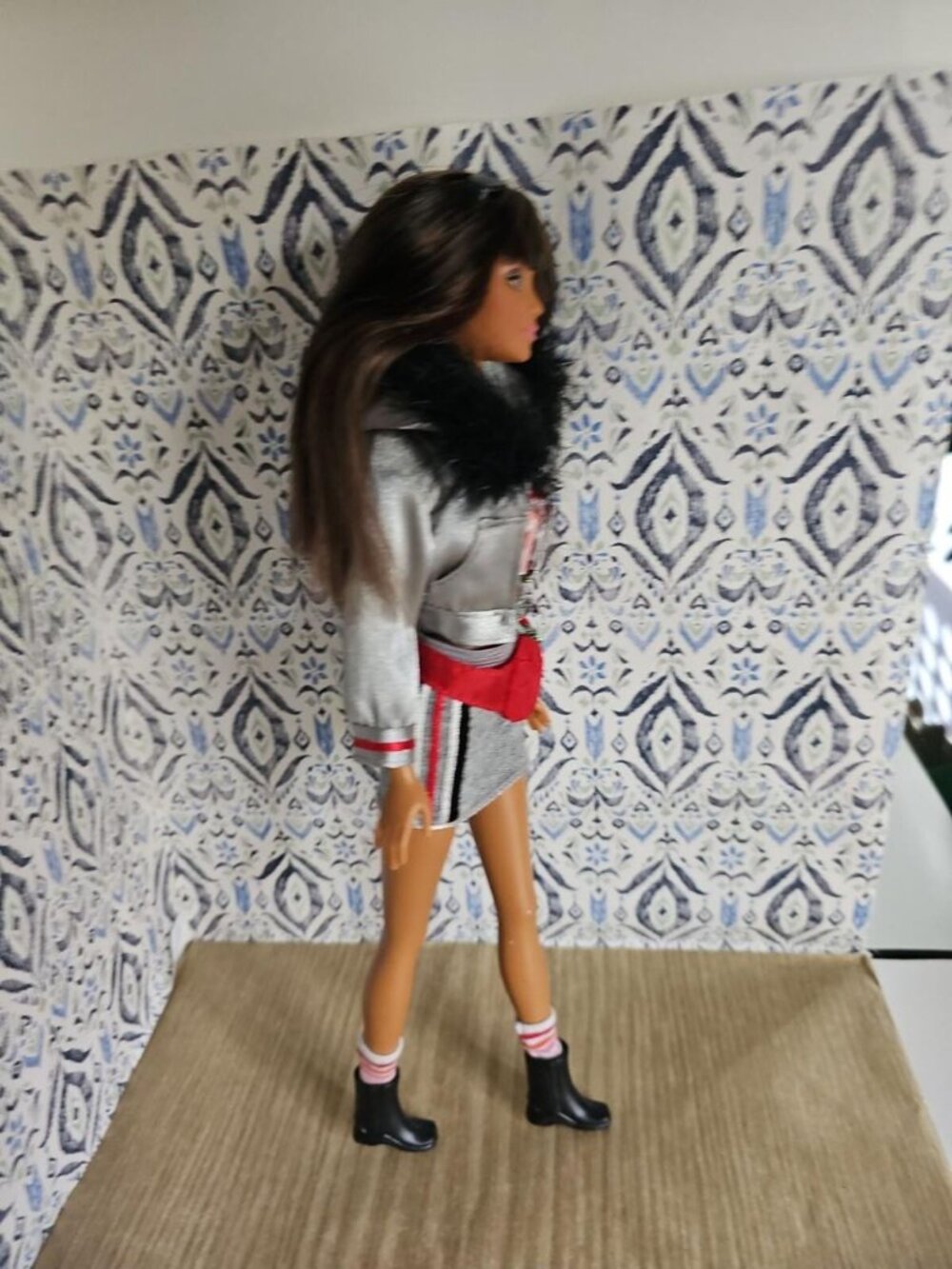 Barbie Fashion Fever Kayla Doll Y2K Silver Mini Skirt Red Top Mattel 2000s - Picture 3 of 5